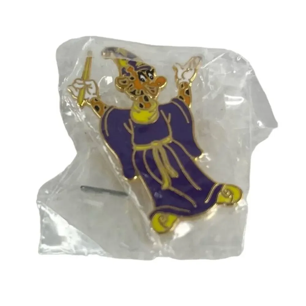 Geoffrey the Giraffe Pin Magician Wizard Toys R Us Lapel Pin Vintage New